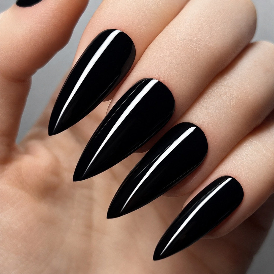 Capsules américaines Stiletto medium Natural – rendu porté avec VSP noir